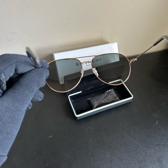 ❌SOLD❌Givenchy Sunglasses - Picture 4 of 10